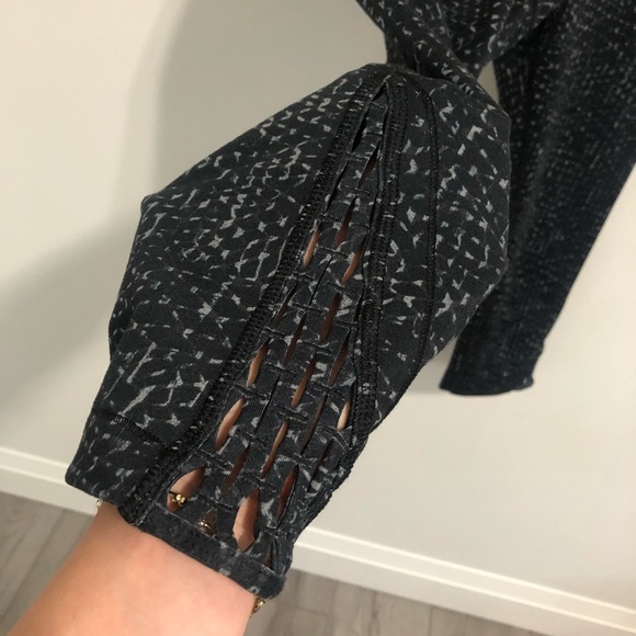 Cute keyhole detail Lululemon Crops - Picture 10 of 13